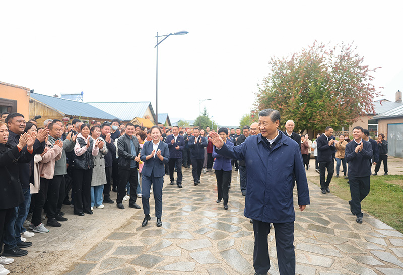 9月6日至8日，中共中央總書記、國家主席、中央軍委主席習(xí)近平在黑龍江考察。這是6日下午，習(xí)近平在大興安嶺地區(qū)漠河市北極村考察時，向當(dāng)?shù)厝罕姄]手致意。