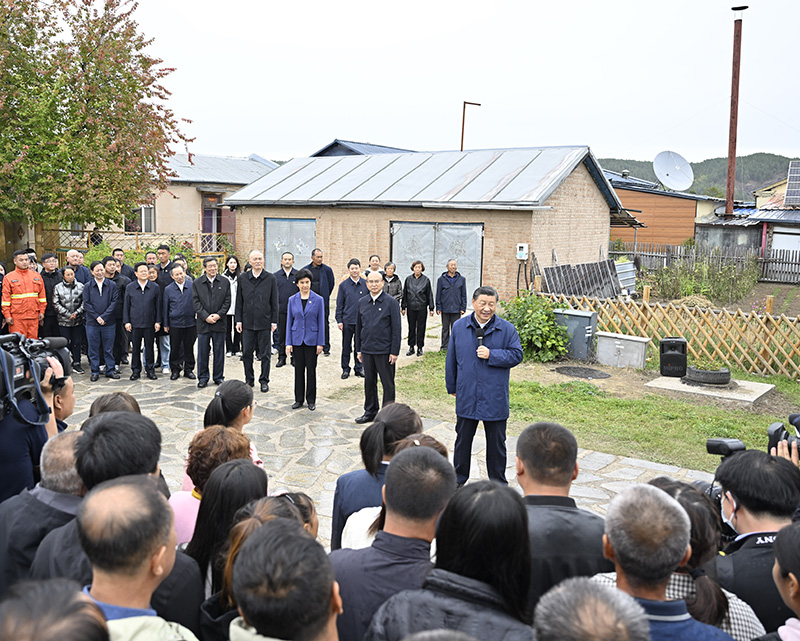 9月6日至8日，中共中央總書記、國家主席、中央軍委主席習(xí)近平在黑龍江考察。這是6日下午，習(xí)近平在大興安嶺地區(qū)漠河市北極村考察時，同當(dāng)?shù)厝罕娪H切交流。