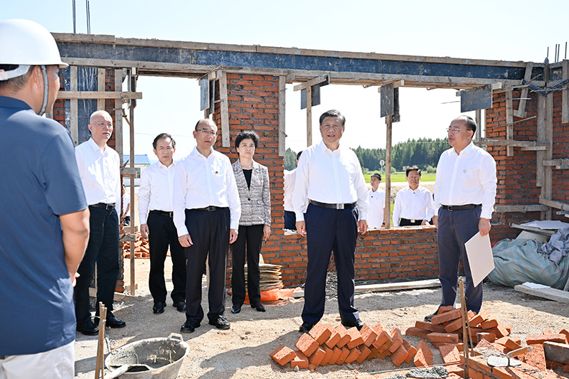9月6日至8日，中共中央總書記、國家主席、中央軍委主席習(xí)近平在黑龍江考察。這是7日上午，習(xí)近平在遭受洪澇災(zāi)害的哈爾濱尚志市老街基鄉(xiāng)龍王廟村，察看水毀房屋重建情況。